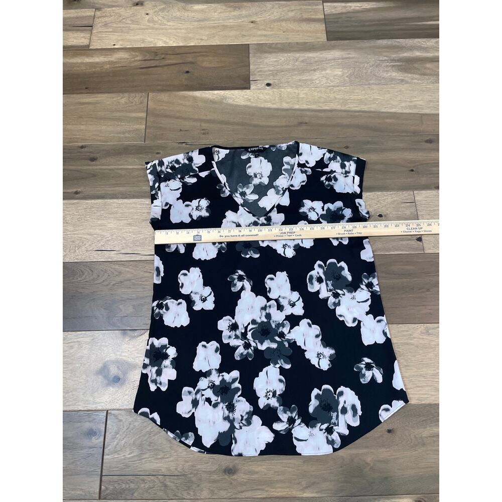 Express Black White Floral V Neck Handkerchief Hem Tunic Top Size L - Picture 4 of 7